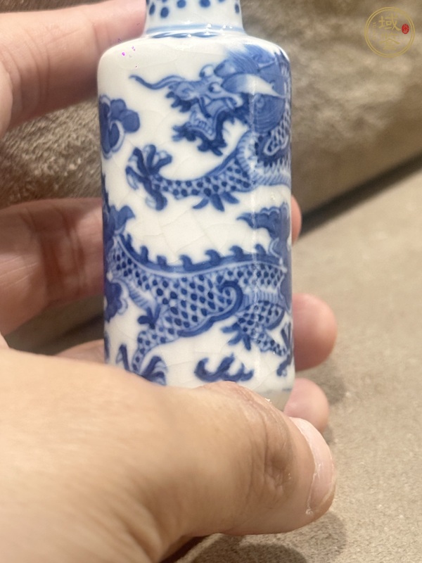 古玩陶瓷煨瓷青花龍紋鼻煙壺真品鑒賞圖
