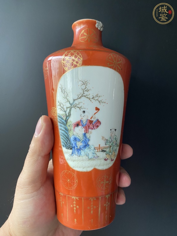 古玩陶瓷民國 珊瑚紅地描金開窗粉彩人物紋瓶真品鑒賞圖
