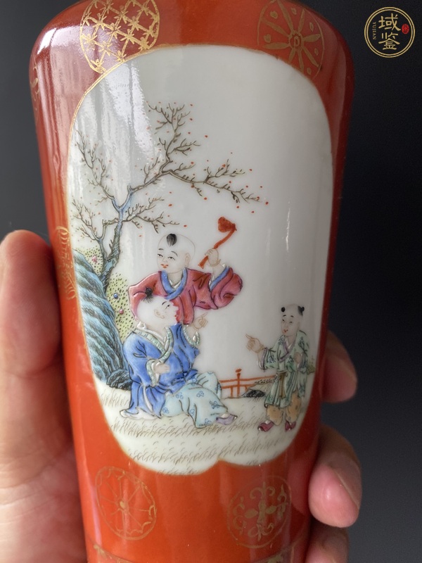 古玩陶瓷民國 珊瑚紅地描金開窗粉彩人物紋瓶真品鑒賞圖