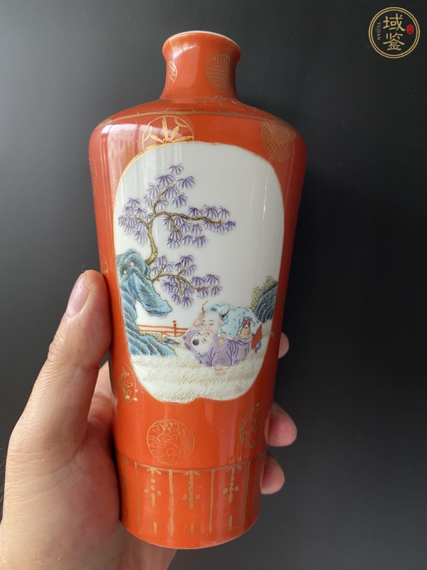 古玩陶瓷民國 珊瑚紅地描金開窗粉彩人物紋瓶真品鑒賞圖