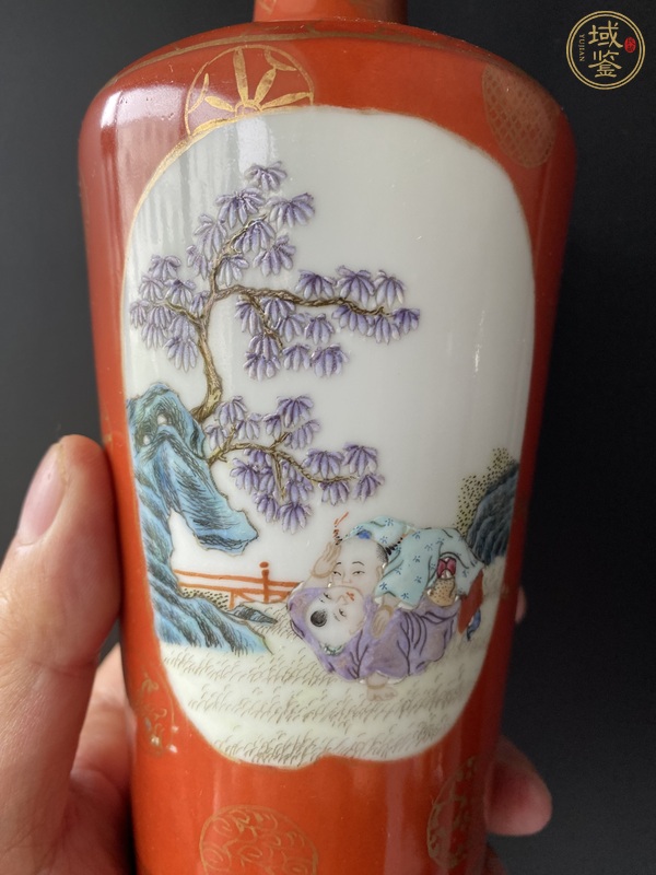 古玩陶瓷民國 珊瑚紅地描金開窗粉彩人物紋瓶真品鑒賞圖