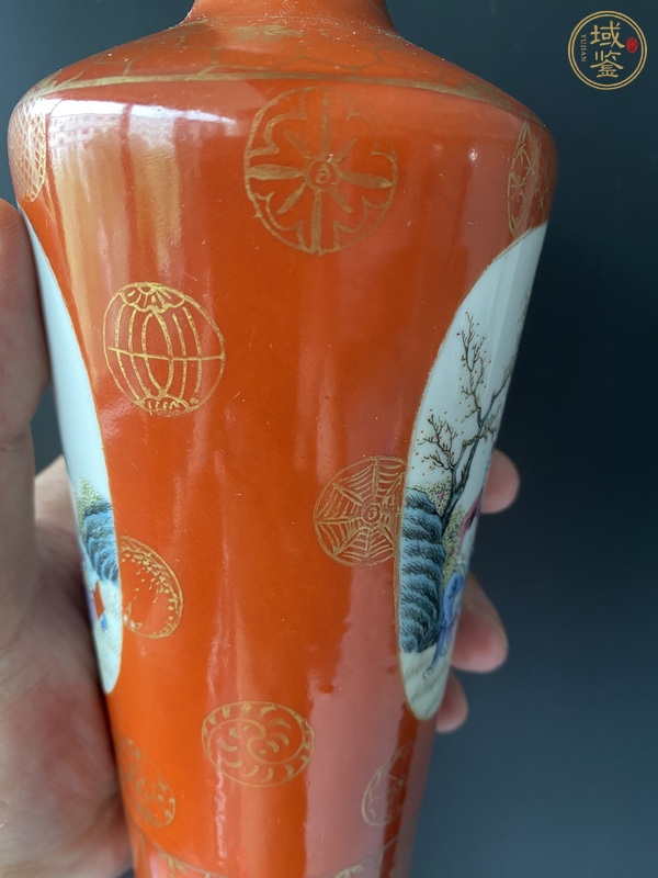 古玩陶瓷民國 珊瑚紅地描金開窗粉彩人物紋瓶真品鑒賞圖