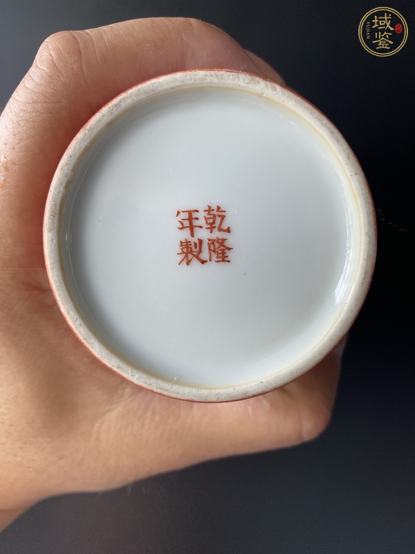 古玩陶瓷民國 珊瑚紅地描金開窗粉彩人物紋瓶真品鑒賞圖