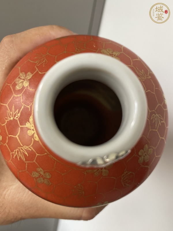 古玩陶瓷民國 珊瑚紅地描金開窗粉彩人物紋瓶真品鑒賞圖