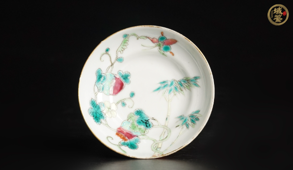 古玩竹蝶癩瓜紋粉彩盤真品鑒賞圖