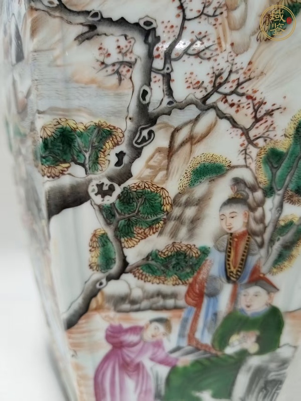 古玩陶瓷乾隆廣彩滿大人六方蓋瓶真品鑒賞圖