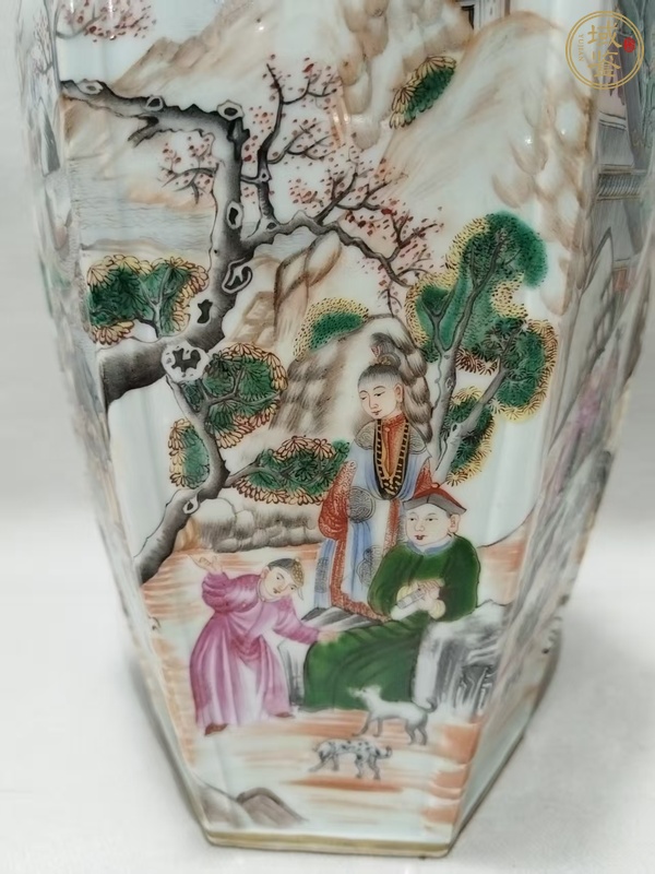古玩陶瓷乾隆廣彩滿大人六方蓋瓶真品鑒賞圖