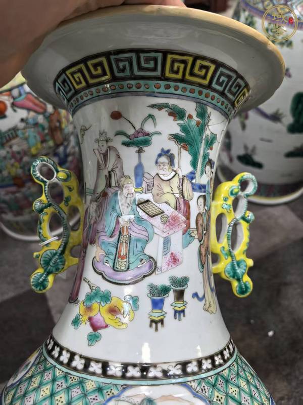古玩陶瓷粉彩人物故事雙耳瓶真品鑒賞圖