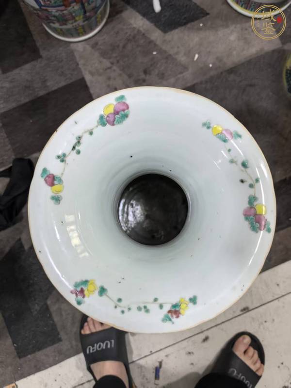 古玩陶瓷粉彩人物故事雙耳瓶真品鑒賞圖