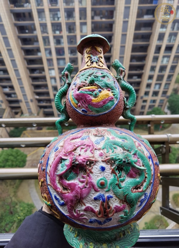 古玩陶瓷粉彩堆塑龍紋葫蘆瓶真品鑒賞圖