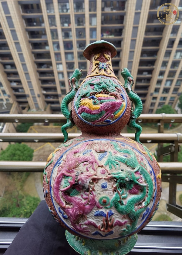古玩陶瓷粉彩堆塑龍紋葫蘆瓶真品鑒賞圖