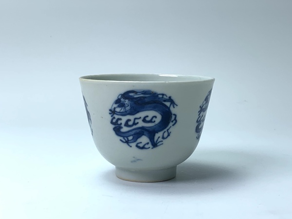 古玩嚴(yán)選清晚期·青花團(tuán)龍紋杯拍賣，當(dāng)前價(jià)格400元