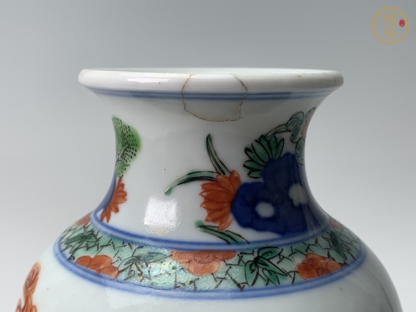 古玩陶瓷清晚期·青花五彩攜琴訪友紋瓶真品鑒賞圖
