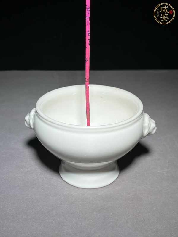 古玩陶瓷德化窯白釉雙鋪首高足香爐真品鑒賞圖
