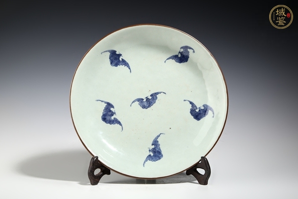 古玩陶瓷豆青釉青花云蝠紋盤真品鑒賞圖