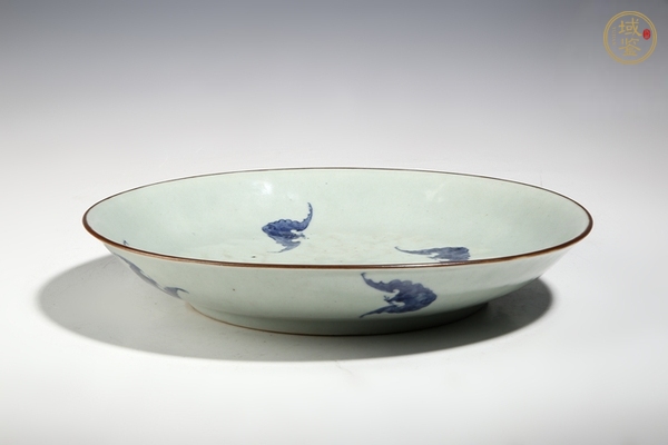 古玩陶瓷豆青釉青花云蝠紋盤真品鑒賞圖