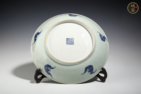 古玩陶瓷豆青釉青花云蝠紋盤真品鑒賞圖