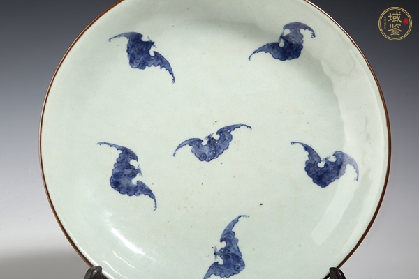 古玩陶瓷豆青釉青花云蝠紋盤真品鑒賞圖