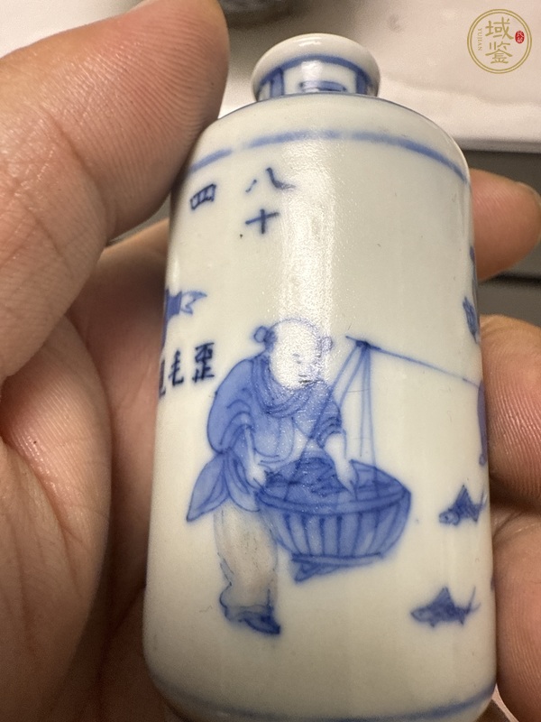 古玩陶瓷清光緒青花釉里紅市井人物故事圖鼻煙壺真品鑒賞圖
