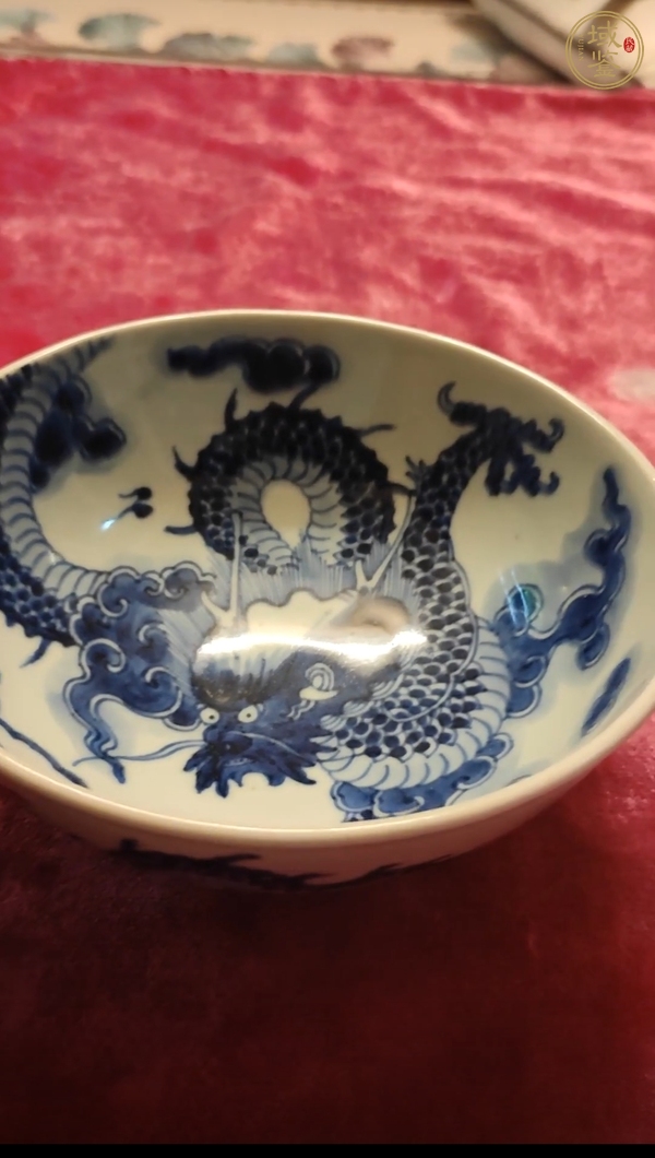 古玩陶瓷過墻龍紋青花碗真品鑒賞圖