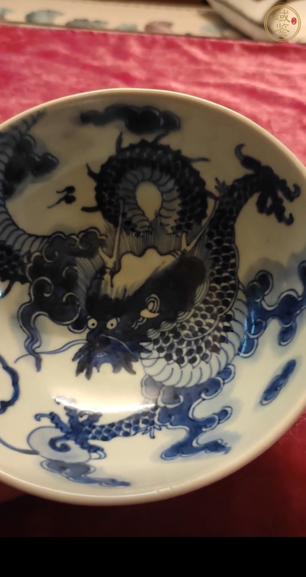 古玩陶瓷過墻龍紋青花碗真品鑒賞圖