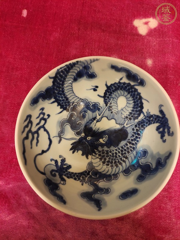 古玩陶瓷過墻龍紋青花碗真品鑒賞圖