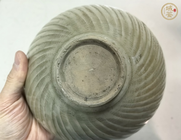 古玩陶瓷青釉刻花碗真品鑒賞圖