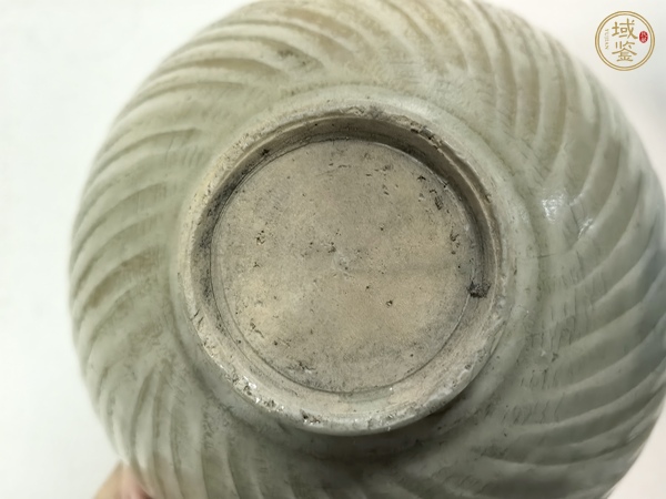 古玩陶瓷青釉刻花碗真品鑒賞圖