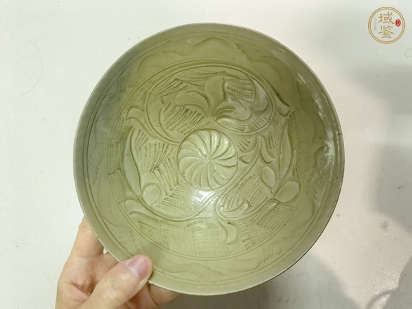 古玩陶瓷青釉刻花碗真品鑒賞圖