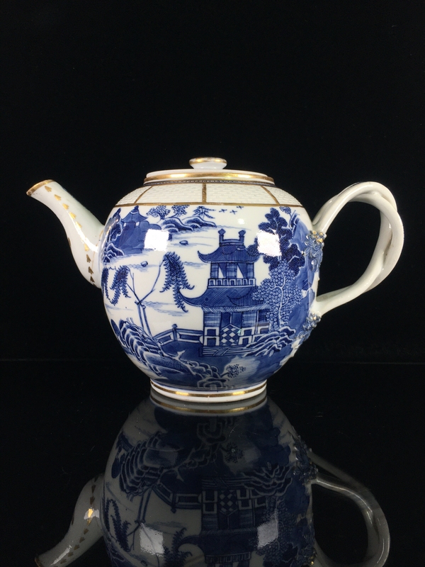 古玩轉(zhuǎn)賣乾隆青花席地模印描金山水樓閣紋執(zhí)壺拍賣，當(dāng)前價格616元