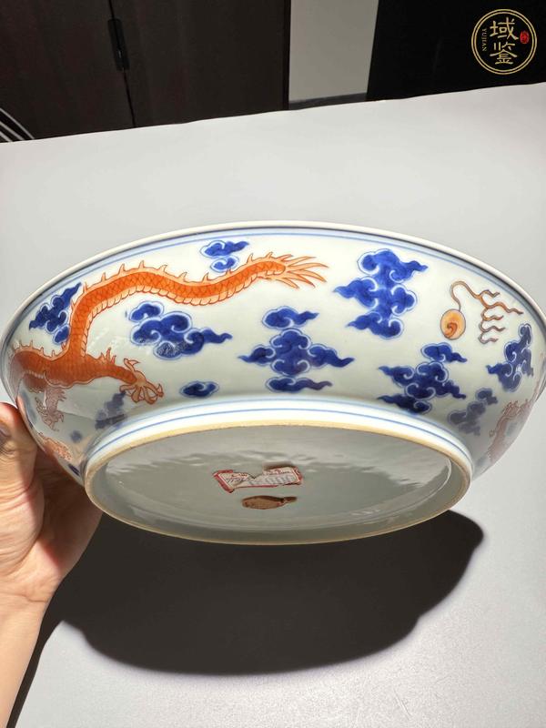 古玩陶瓷青花礬紅龍紋臥盤真品鑒賞圖