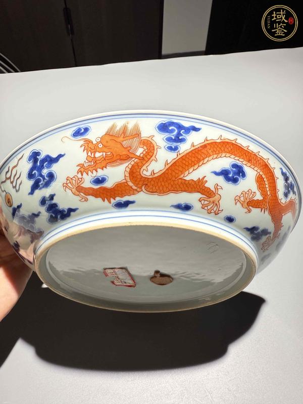 古玩陶瓷青花礬紅龍紋臥盤真品鑒賞圖