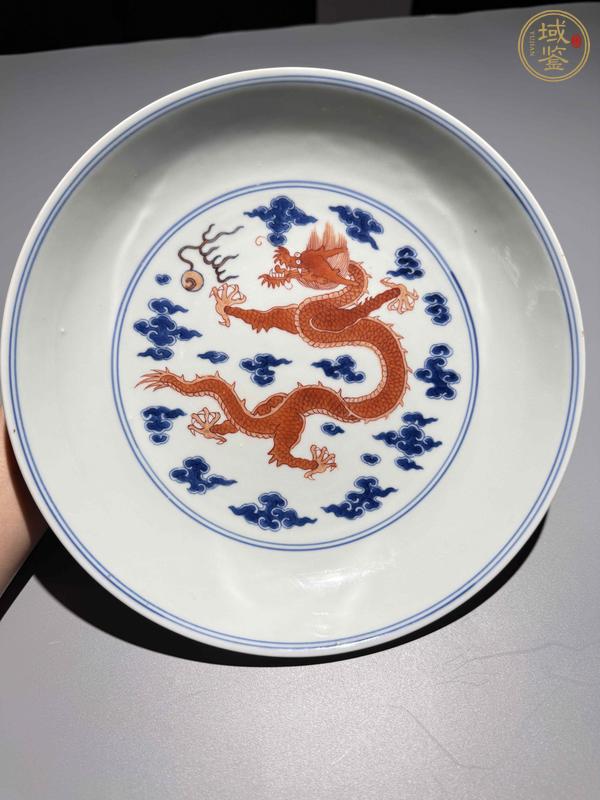 古玩陶瓷青花礬紅龍紋臥盤真品鑒賞圖