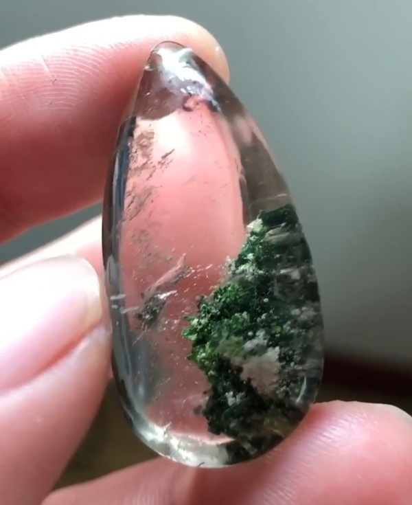 古玩玉器精美天然“綠幽靈”水晶吊墜拍賣,當(dāng)前價格500元