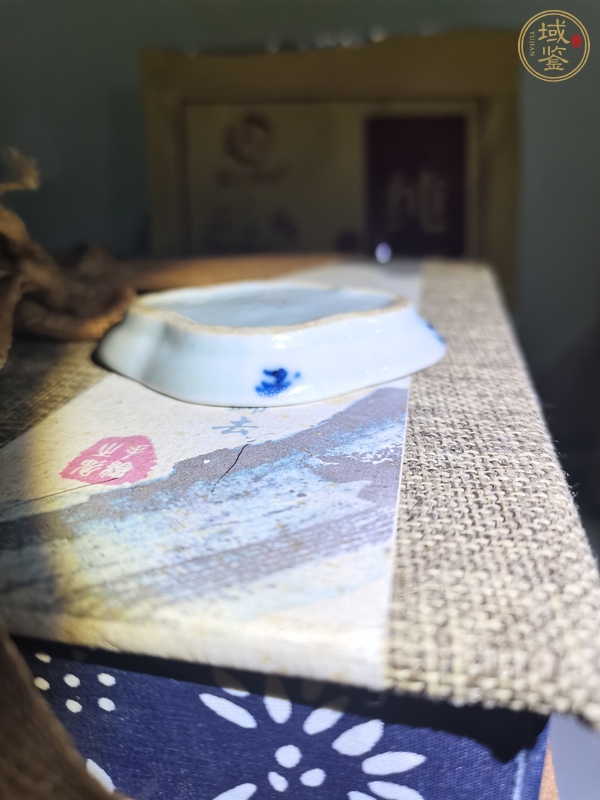 古玩陶瓷乾隆青花海棠型筆舔真品鑒賞圖