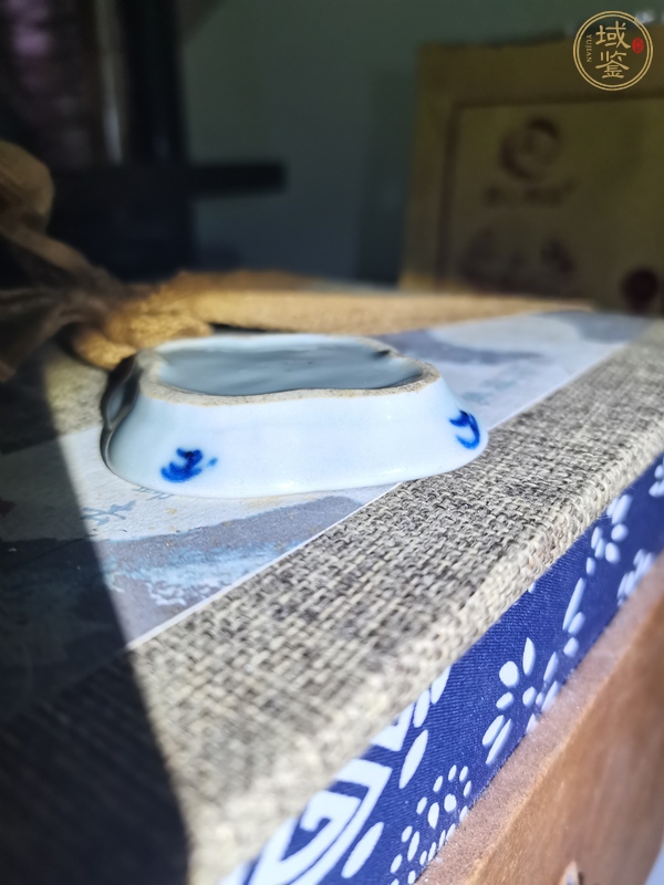 古玩陶瓷乾隆青花海棠型筆舔真品鑒賞圖