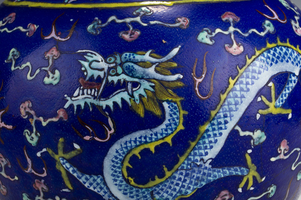 古玩陶瓷晚清·藍地粉彩雙龍戲珠紋賞瓶拍賣，當前價格16992元