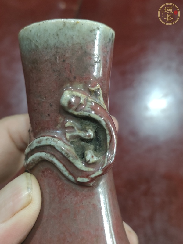 古玩陶瓷豇豆紅釉螭龍瓶真品鑒賞圖