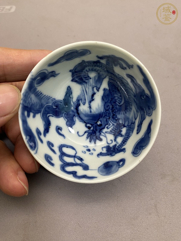 古玩青花過墻龍紋茶碗真品鑒賞圖