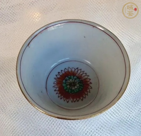 古玩陶瓷五彩花蝶紋杯真品鑒賞圖