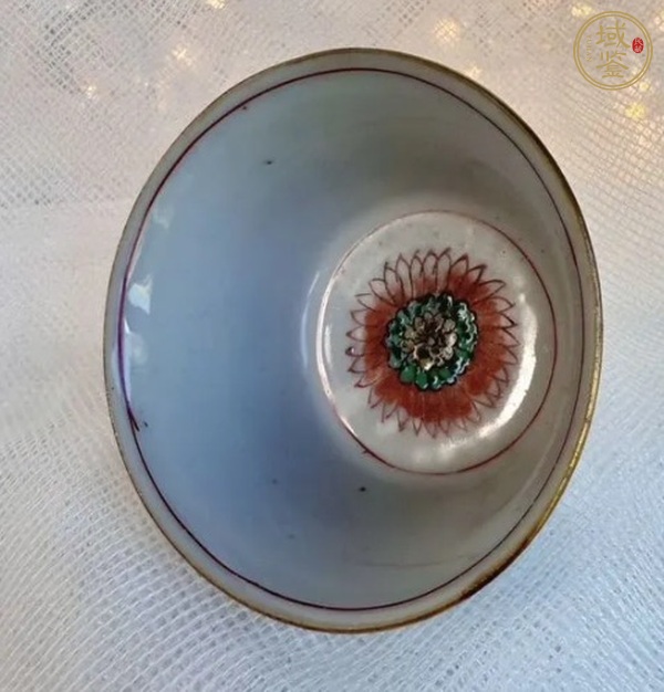 古玩陶瓷五彩花蝶紋杯真品鑒賞圖