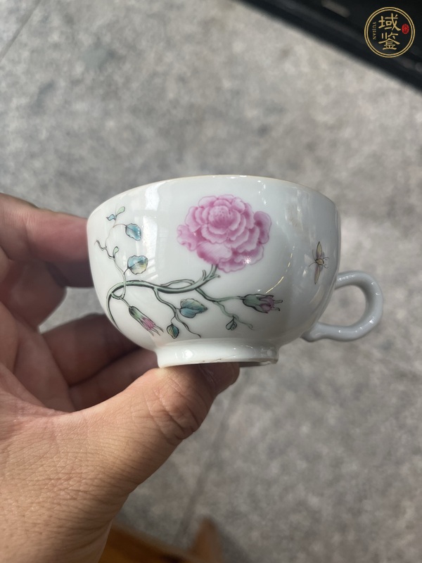 古玩琺瑯彩花蝶紋執(zhí)杯真品鑒賞圖