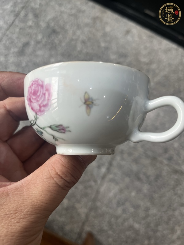 古玩陶瓷琺瑯彩花蝶紋執(zhí)杯真品鑒賞圖