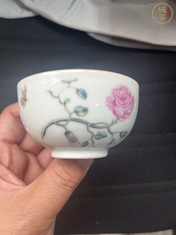古玩陶瓷琺瑯彩花蝶紋執(zhí)杯真品鑒賞圖