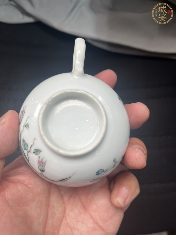 古玩陶瓷琺瑯彩花蝶紋執(zhí)杯真品鑒賞圖