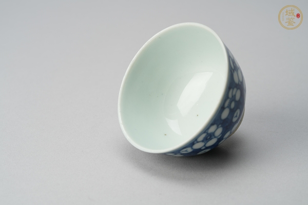 古玩陶瓷青花留白冰梅紋杯真品鑒賞圖