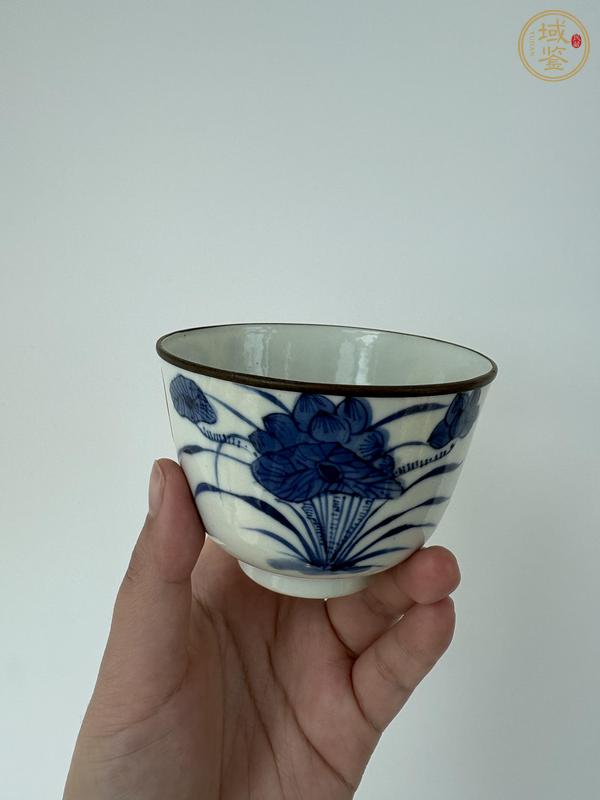 古玩陶瓷蓮池游禽滿池嬌青花杯真品鑒賞圖