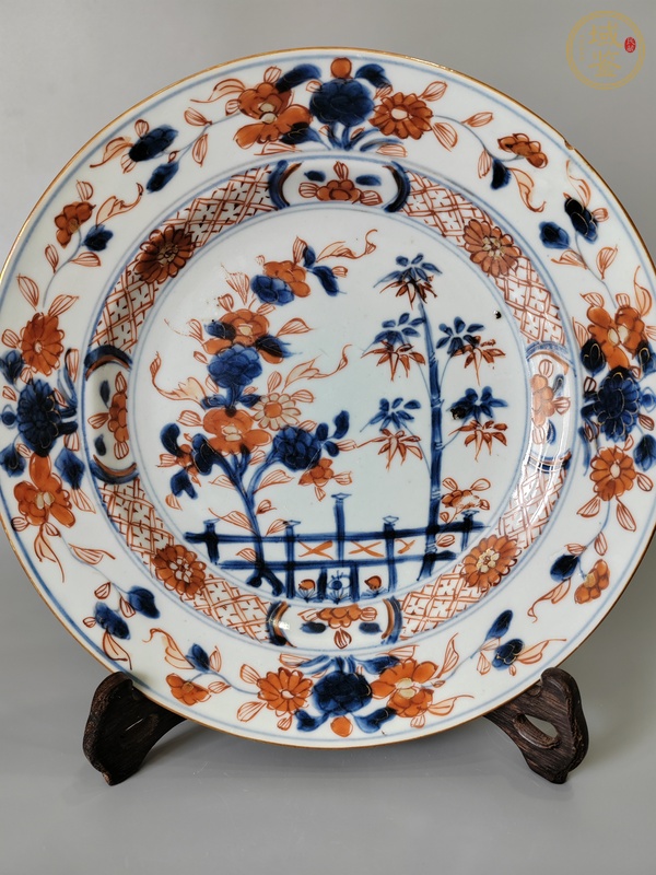 古玩陶瓷青花礬紅花卉紋盤真品鑒賞圖