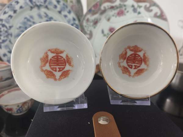 古玩轉(zhuǎn)賣民國五蝠捧壽礬紅小碟一對拍賣，當前價格0元