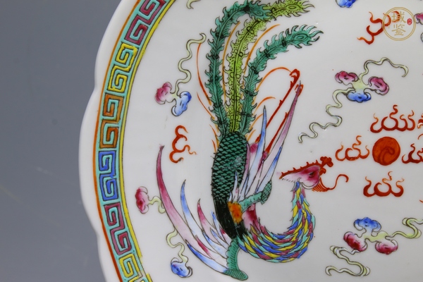 古玩陶瓷民國時期·粉彩龍鳳呈祥云紋花口盤真品鑒賞圖